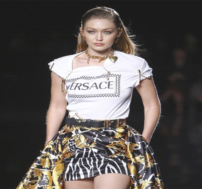 ━ Aşa cum o făcuse şi cu o seară înainte, la scurt timp completându-şi vorbele: „Pari - 06 Gave me bullets to my heart!