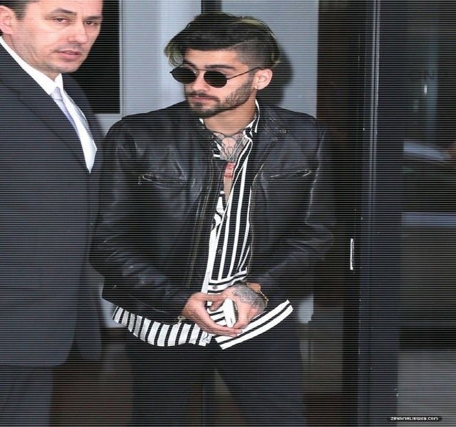 — Cert este faptul că distanţa existentă între feţele lor, în continuare aceeaşi, una redusă, - 06 Gave me bullets to my heart!