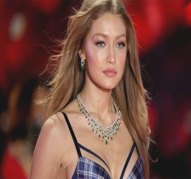 ━  Imediat ce pătrunde în interiorul maşinii, ocupă scaunul din dreapta şoferului, având - 06 Gave me bullets to my heart!