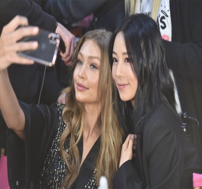 ━ Se amuză ulterior, privirea coborându-i apoi asupra cutiei de bomboane pe care o împa- - 06 Gave me bullets to my heart!