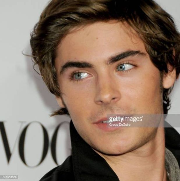 *intra in casa si o vede p ma;sa cum calca biletele in picioare*Iar avem gandaci??Gata eu dorm pe - episodul 70