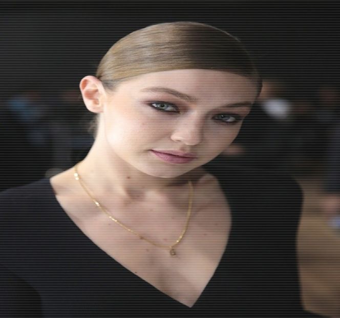 ━ Colţul gurii arcuindu-i-se într-un zâmbet. Odată ce referinţa respectivă are loc, iar - 06 Gave me bullets to my heart!