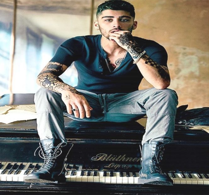 — Ezitant din proprie inițiativă la început, își aruncă din nou atenția asupra blondei. - 06 Gave me bullets to my heart!