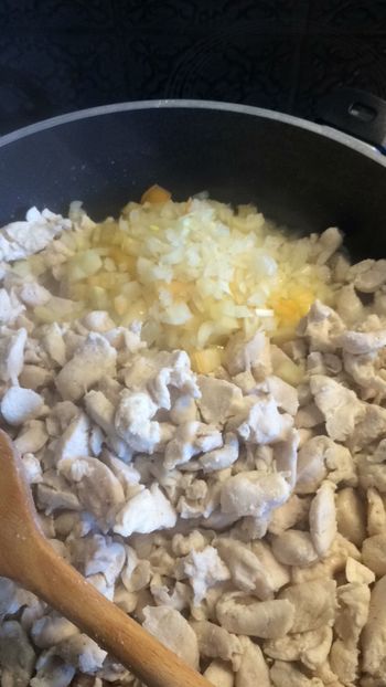 adăugam ceapa, usturoi, ardei - Piept de pui cu curry