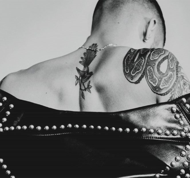 — I se și întoarce lent spre direcția ei, observând că acum se afla așezată la masă. Un contact - 06 Gave me bullets to my heart!