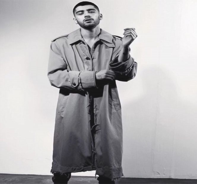 — Pe tot parcursul în care Josephine dă frâul unui discurs, privirea sa rămâne aţintită asupra - 06 Gave me bullets to my heart!