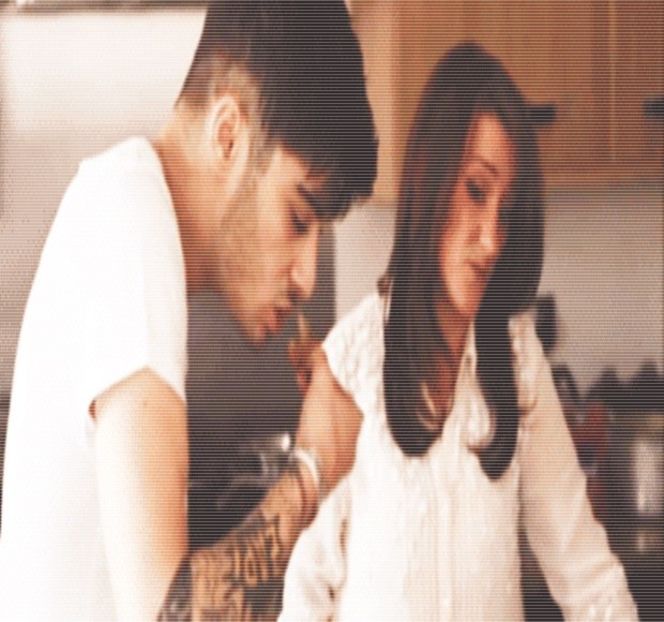 ━ Câteva secunde mai târziu, figura anticipată deja îşi face simţită prezenţa în pragul uşii, - 06 Gave me bullets to my heart!