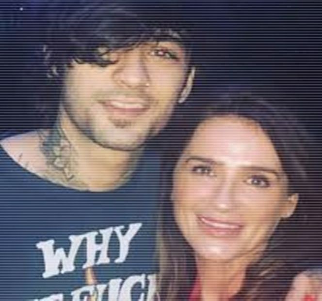 ━ Gâtul acestuia, de asemenea, plasându-i un sărut fugitiv pe obraz. Odată înfăptuit gestul - 06 Gave me bullets to my heart!