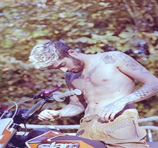 — Pe palmă în direcţia acesteia, iar în cele din urmă rosteşte: “O atenţie mică,” în mod jucăuş. - 06 Gave me bullets to my heart!