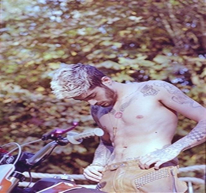 — Umăr, spre zona bucătăriei, zonă din care proveneau sunete continue, înainte de a-şi refixa - 06 Gave me bullets to my heart!