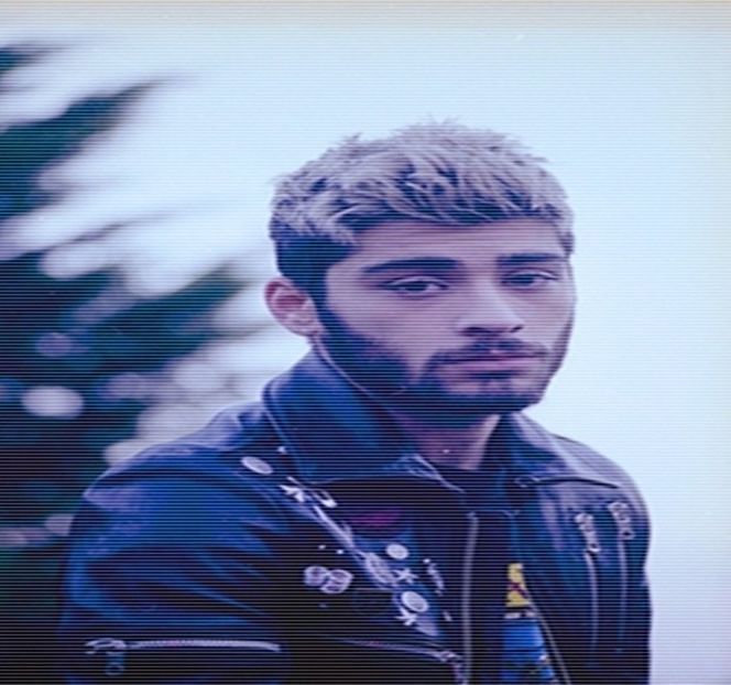 — Înalţă cu repeziciune doar pentru a şi-l alungi de-a lungul spetezei canapelei, chiar în dreptul - 06 Gave me bullets to my heart!