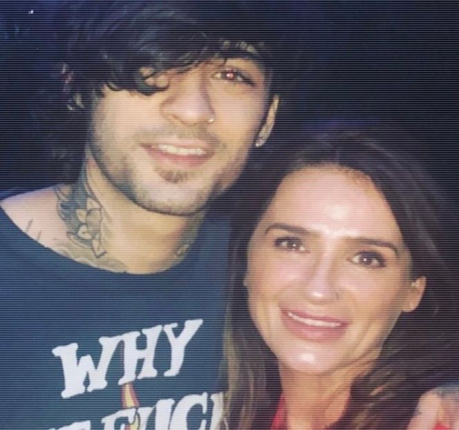 ━ Apropiere, dă frâu liber adresării: „Zayn, te duci, te rog până în-” însă, chiar în clipa în - 06 Gave me bullets to my heart!