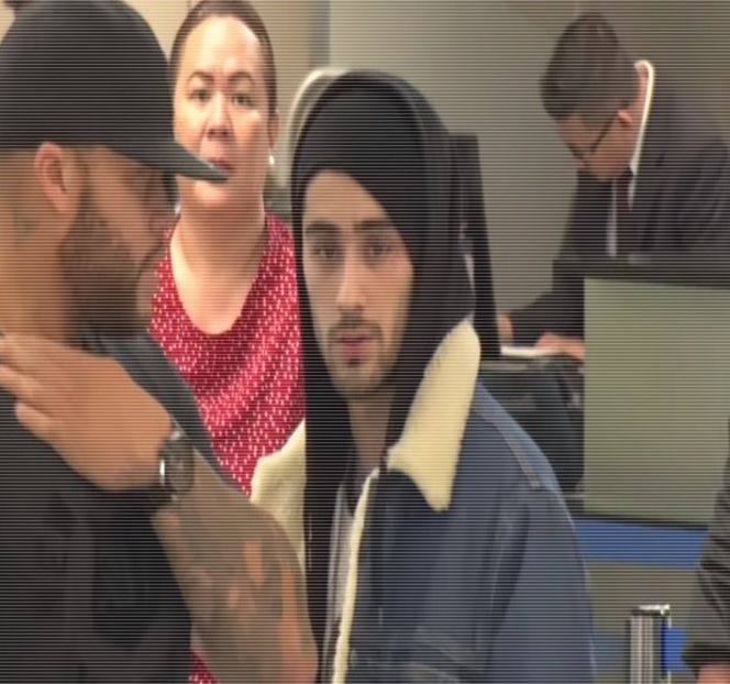 — Care îşi preia rucsacul ce îi ajunge aşezat printr-o bandulieră pe umăr. Nu înainte de a - 07 Mistletoe could pull us closer