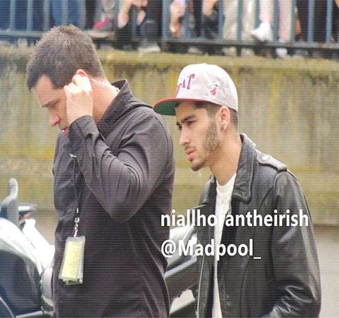 — Un minut şi jumătate să înainteze de-a lungul aleii din faţa casei. Urcă rapid treptele - 07 Mistletoe could pull us closer