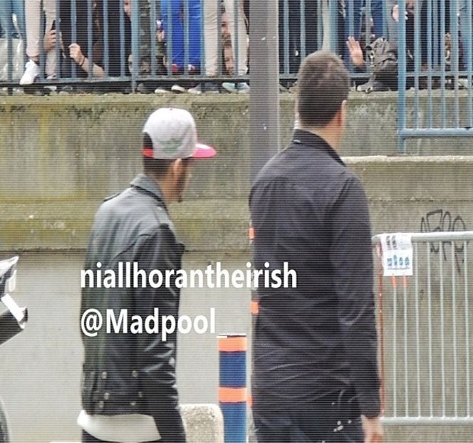 — Care pe moment ezită. Abia după această întreagă pasă, îşi sustrage o palmă din buzunar - 07 Mistletoe could pull us closer