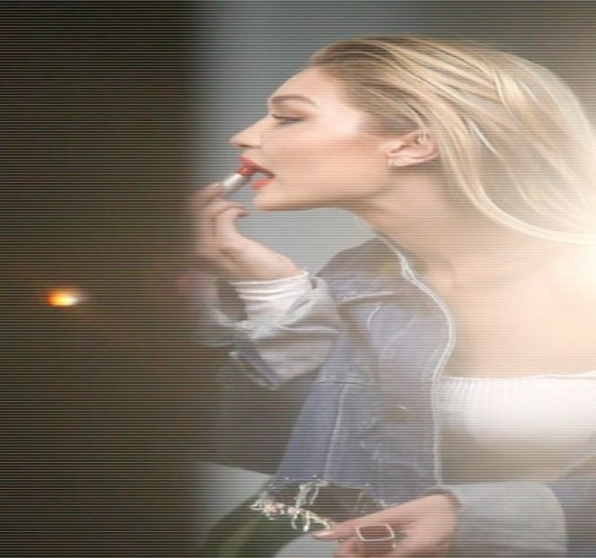 — -Se și în minutele precedente. Rămâne fără suflu parcă, în momentul în care spatele - 07 Mistletoe could pull us closer