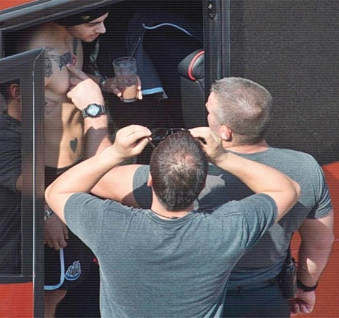 — Având în vedere că-ți demonstrase prezența prin respectiva bătaie în ușă, din dorința de a - 07 Mistletoe could pull us closer