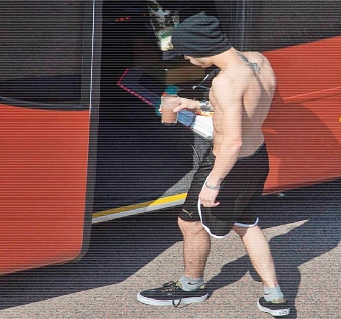 — Acum o altă latură a blondei, una mult prea elegantă și răvășitoare. Deși aude cu exactitate - 07 Mistletoe could pull us closer