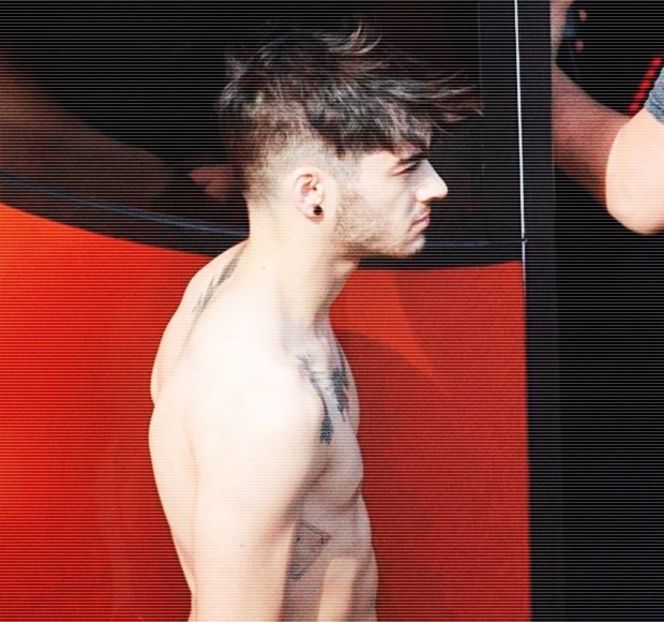 — Iar mai apoi urcă încetul cu încetul de-a lungul corpului ei până ce îi întâlnește din nou - 07 Mistletoe could pull us closer