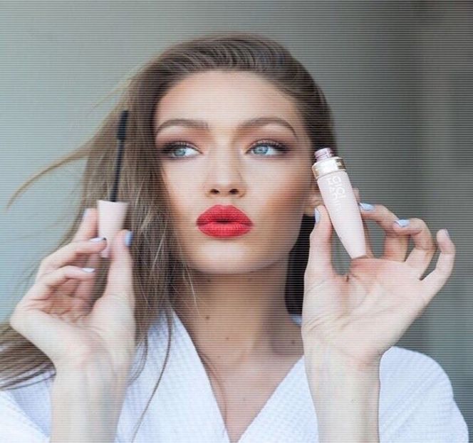 ━ Involuntar, odată ce acesta iniţiază apropierea respectivă, înghite în sec, însă chiar şi - 07 Mistletoe could pull us closer