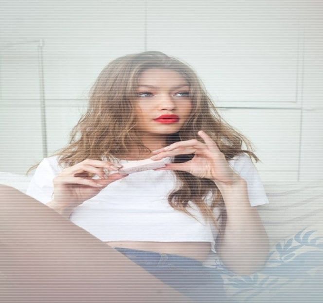 ━ Un incontrolabil zâmbet, ochii fugindu-i preţ de câteva secunde undeva în jos, ezitând. - 07 Mistletoe could pull us closer