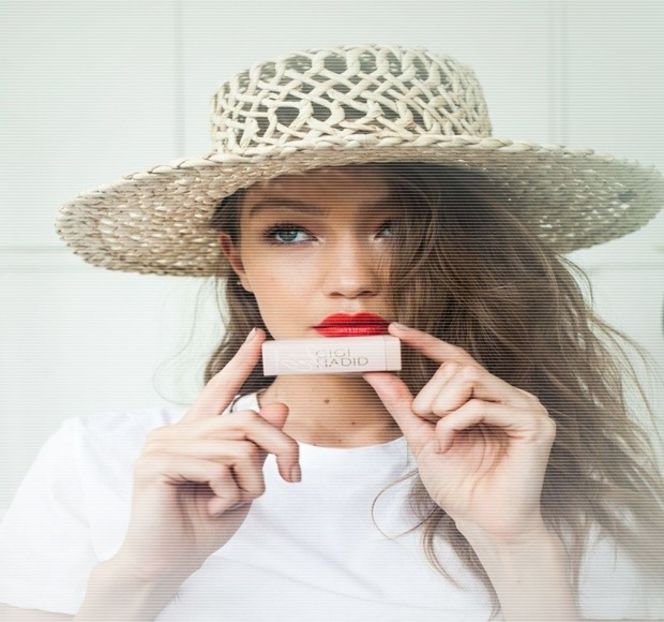 ━ La telefon.” Adaugă, zâmbetul reluat pe buze prinzând o oarecare tentă de vinovăţie, - 07 Mistletoe could pull us closer