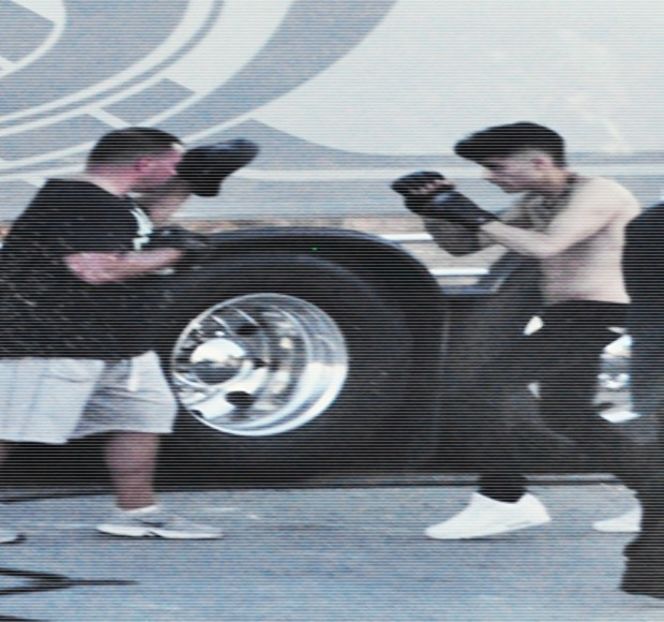 — În care, în cele din urmă, buzele lui le întâlnesc pe cele ale blondei. Deşi lipite de cele - 07 Mistletoe could pull us closer