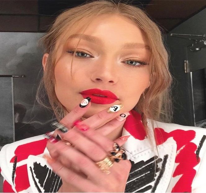 ━ Palmele îi urcă involuntar, oprindu-le undeva în zona gâtului său, câteva fracţiuni de - 07 Mistletoe could pull us closer