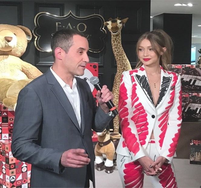 ━ De cele ale lui Zayn. Astfel, trece cu vederea respiraţia uşor îngreunată, şoptindu-i - 07 Mistletoe could pull us closer