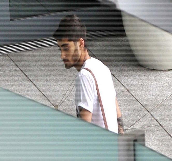 — Ulterior însă, una dintre palmele lui urcă până ce, degetul arătător ajunge poziţionat sub - 07 Mistletoe could pull us closer