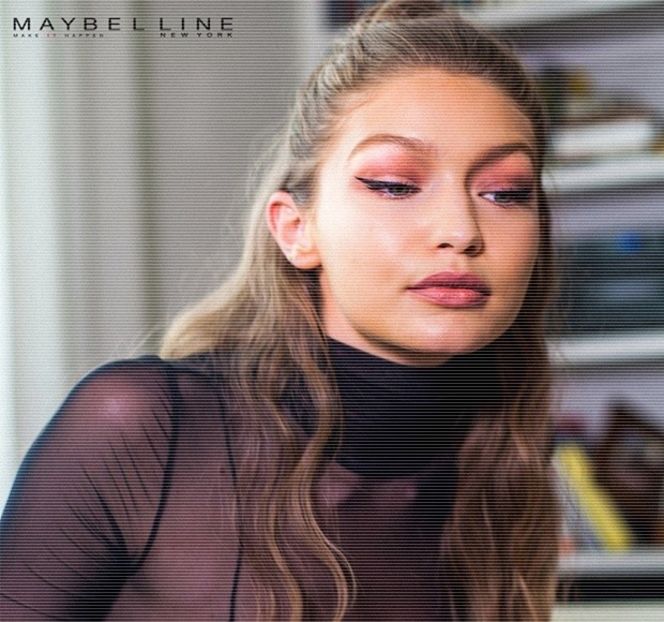 ━ Observate de către acesta. „Dar..” Accentuează cuvântul respectiv, buza revenindu-i - 07 Mistletoe could pull us closer