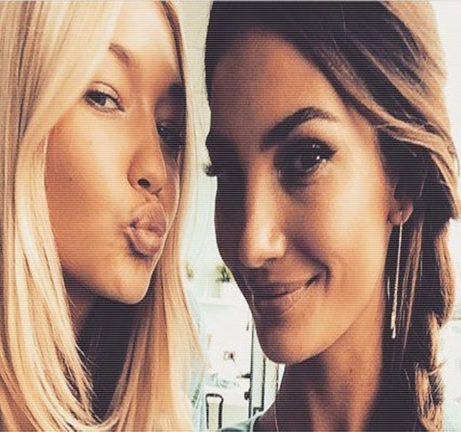 ━ În ceea ce priveşte activitatea mea din seara asta.” În acelaşi stil specific, realizează - 07 Mistletoe could pull us closer