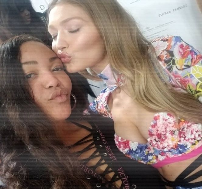 ━ Cu ai mei înainte şi te anunţ.” Imediat ce buzele îi revin presate una peste cealaltă, - 07 Mistletoe could pull us closer