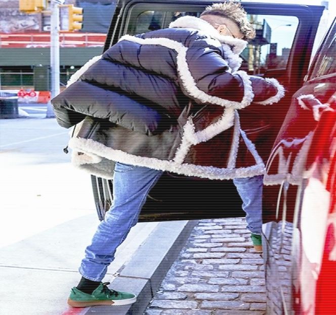 — Interes în momentul de faţă. Un schimb de privire are loc între el şi Safaa, unul tipic lor, - 07 Mistletoe could pull us closer