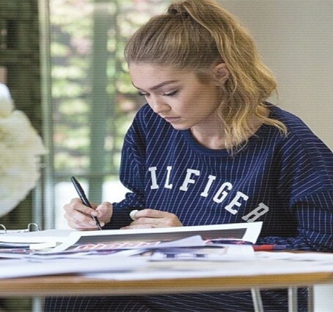 ━ Fiind pe canapea, ocupând un loc chiar între două dintre surorile lui Zayn, una aflată - 07 Mistletoe could pull us closer