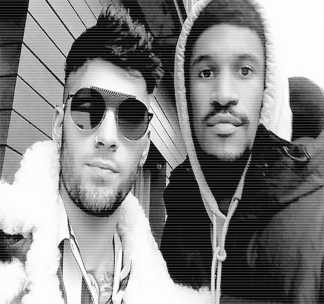 — „Hai cu mine.” Printr-o mişcare laterală a capului indică spre o zonă fără un punct anume - 07 Mistletoe could pull us closer