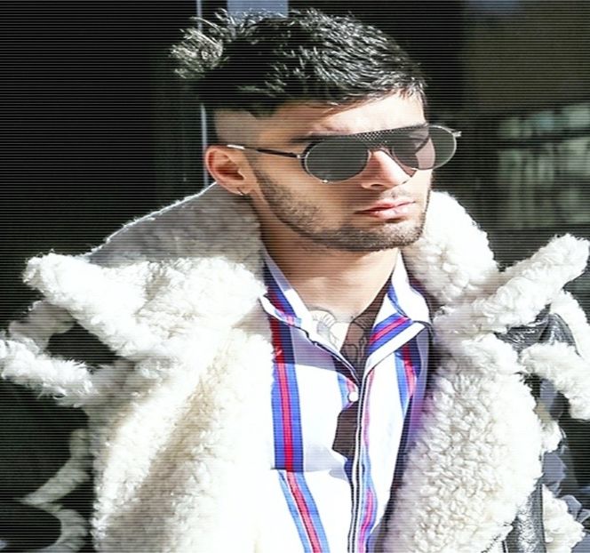 — Pentru a-i căuta palma blondei prin împingerea braţului în zona din spatele său, şi, de - 07 Mistletoe could pull us closer