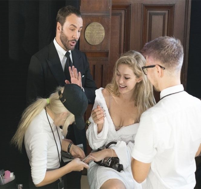 ━ Cu gestul propriu-zis, abia atunci când palmele îi poposesc pe antebraţele acestuia, - 07 Mistletoe could pull us closer