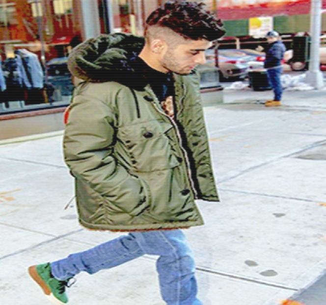 — Ajunge apoi să-şi încolăcească braţele în jurul corpului ei. Ochii lui captează privirea - 07 Mistletoe could pull us closer