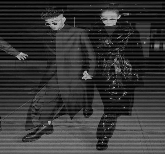 — Pentru blonda ce se afla în aceeaşi încăpere în respectivele momente. Odată întors şi - 07 Mistletoe could pull us closer