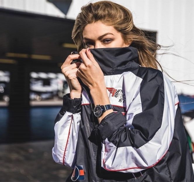 ━ Apoi sincera părere: „Cred că e cel mai deosebit cadou pe care l-am primit vreodată.” - 07 Mistletoe could pull us closer