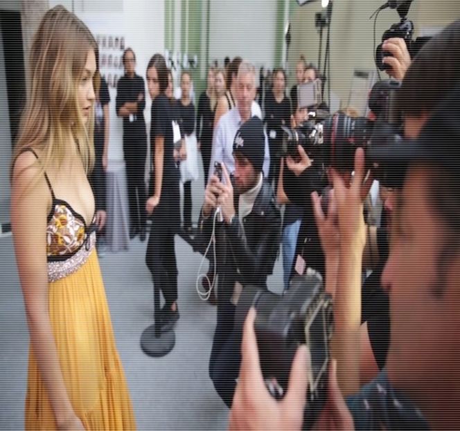 ━ o fracţiune de secundă în mijlocul frunţii. „De unde..cum ai..” iniţial, fără să mai conştien- - 07 Mistletoe could pull us closer