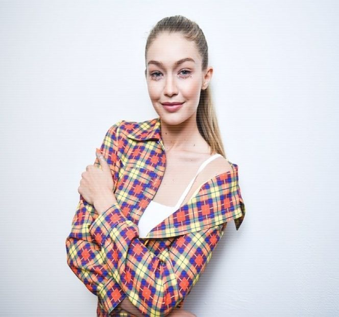 ━ Se şi înâmplă la momentul actual. Aflaţi amândoi cu telefoanele în mână, concentraţi - 07 Mistletoe could pull us closer