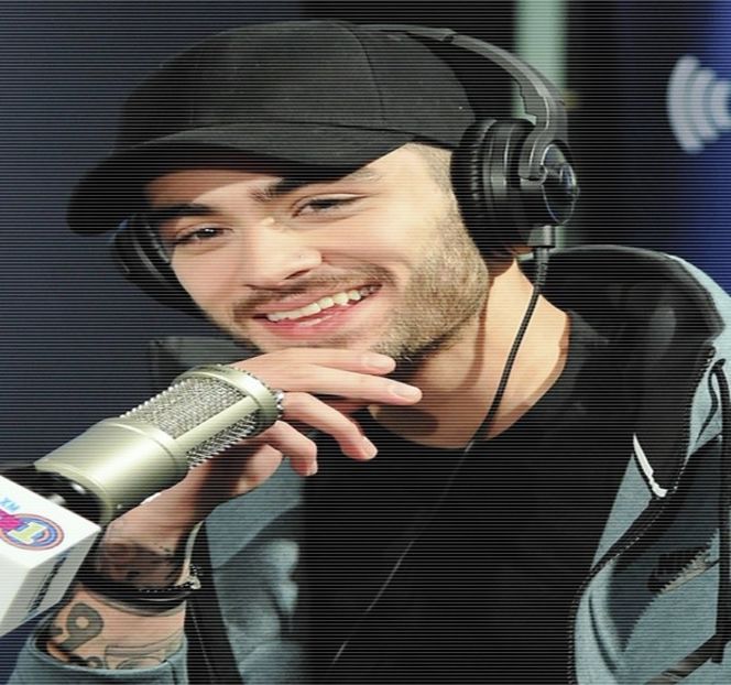 — Pe când bărbia şi-o împinge în sus, privind astfel în direcţia menţionată anterior. Odată - 07 Mistletoe could pull us closer