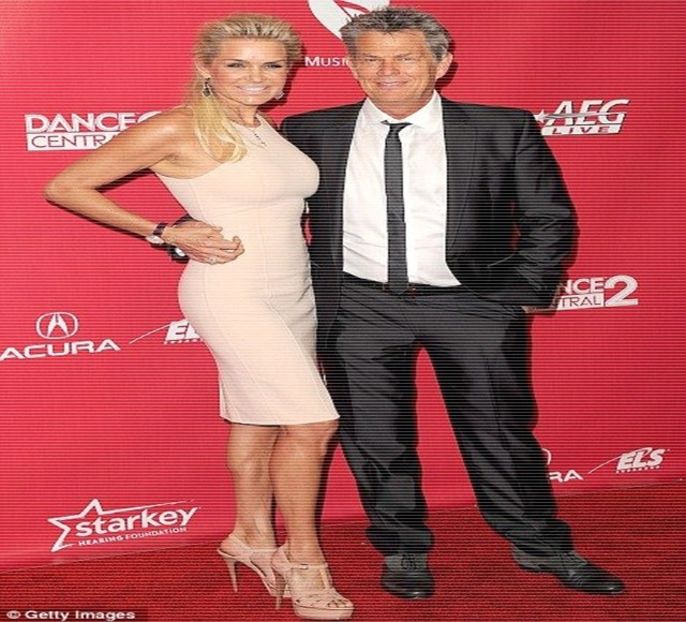 — Lucru, spatele şi-l îndreaptă iar piciorul drept şi-l aşază peste cel stâng. „Zayn!” Exclamă - 07 Mistletoe could pull us closer