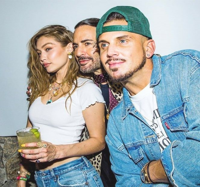 ━ O informează destul de lejer, tocmai pentru a scurta din conversaţia respectivă, Din neferi- - 07 Mistletoe could pull us closer