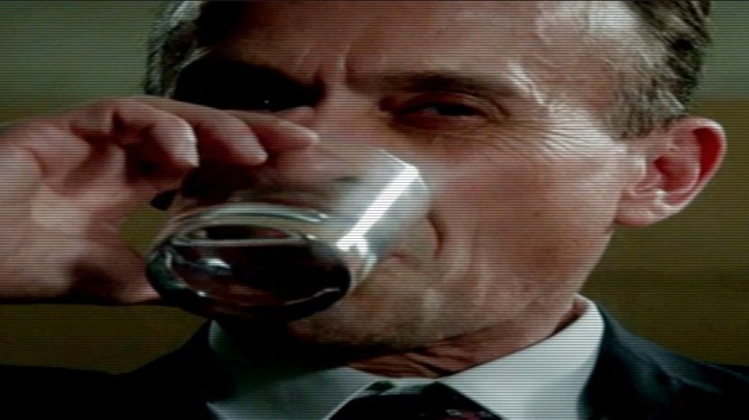 - *se întoarce cu spatele la el și se uită pe geam în timp ce bea din paharul său o gură de - xo - Episode 07