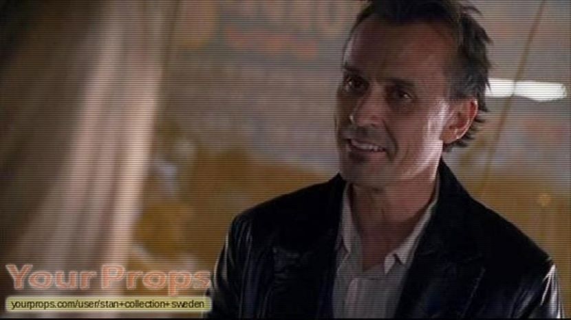 - *sparge paharul de pământ și ridică tonul* Pentru că Alex nu este al meu, este al lui. Iar - xo - Episode 07