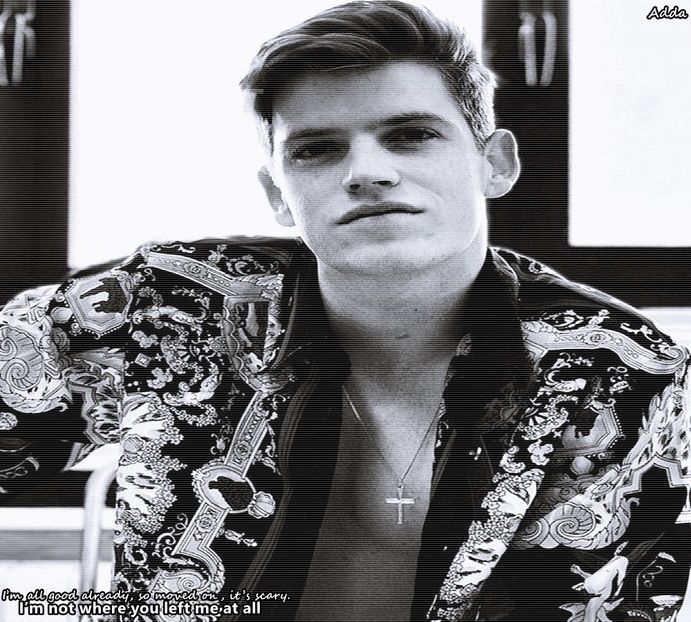 *intra de mana cu Irina, Ian si Alexandra in spatele lor, ii saluta pe toti gen* - episodul 71