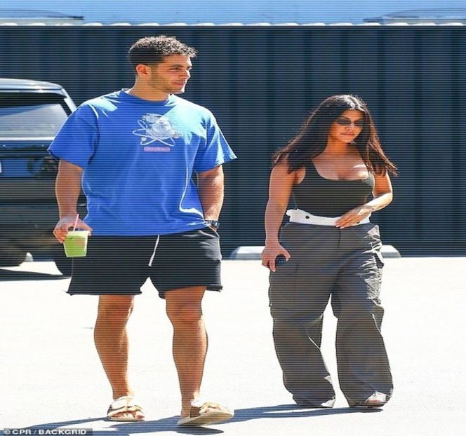 ━ Prin şuviţele răvăşite din faţă. „Nu ştiu, frate, dar singura mea amintire din liceu cu ea - 08 Made me let down my guard!